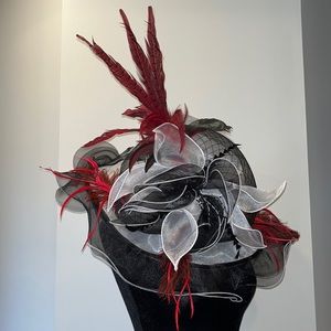 Derby Hat 👒 Black, White & Red Floppy Hat with Feathers! Worn once!